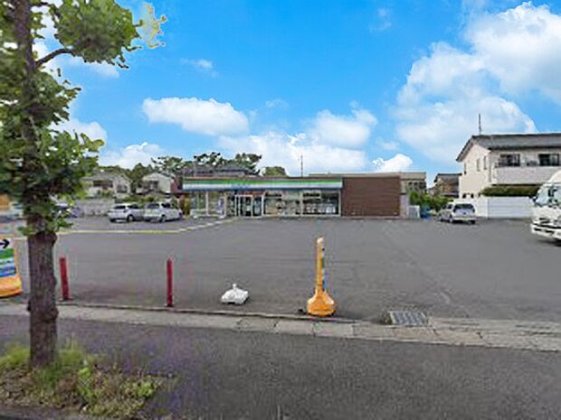 ファミリーマート 八潮緑町三丁目店（約200m・徒歩3分）