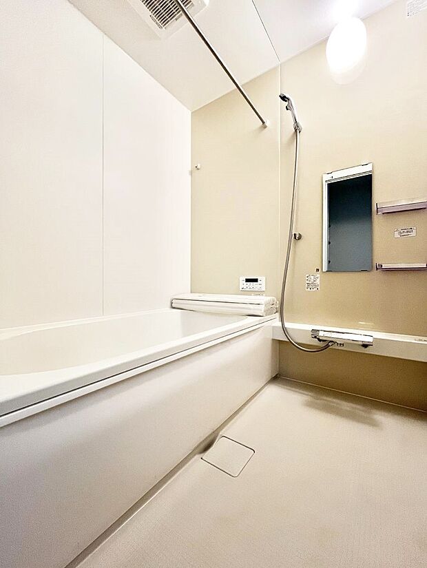 【浴室】落ち着いた雰囲気でゆっくり寛げるバスルーム