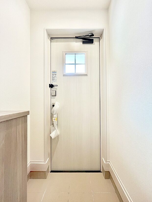 【玄関】明るい玄関はお客様をお出迎えするのにぴったりです！ 