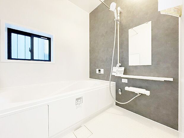 【浴室】一日の疲れを癒してくれる明るい清潔感のあるバスルーム