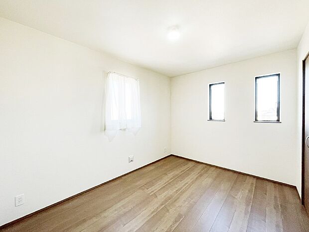 【子供部屋】窓からのやさしい光が心地よいプライベートルーム