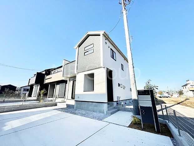 【現地外観写真】シンプルで落ち着きのある建物は住むかたの個性でオリジナルなものになっていきます。 