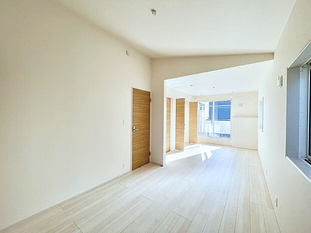 【子供部屋】将来は２部屋にすることもできますね。お年頃になったら夢の個室にチェンジ！