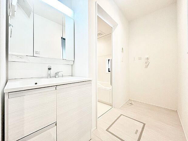 【脱衣場】清潔感ある洗面化粧室で朝の身支度も快適