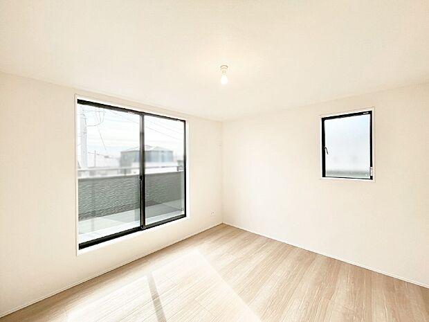 【寝室】明るいバルコニーサイドに洋室を設置。目覚めの良い寝室に。