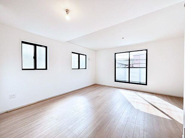 【ダイニング】明るい2階リビング!外からの視線をシャットアウトして家族のプライバシーを守ります。