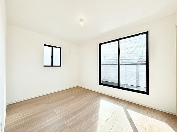 【洋室】バルコニーが開放感をプラスしてくれる洋室