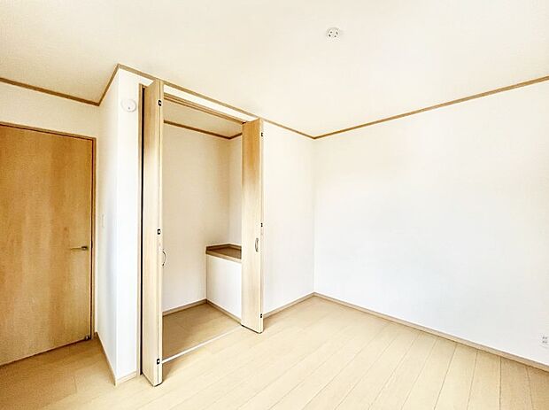 【寝室】使いやすい形でベットや家具の置き方にも困ることもありません。