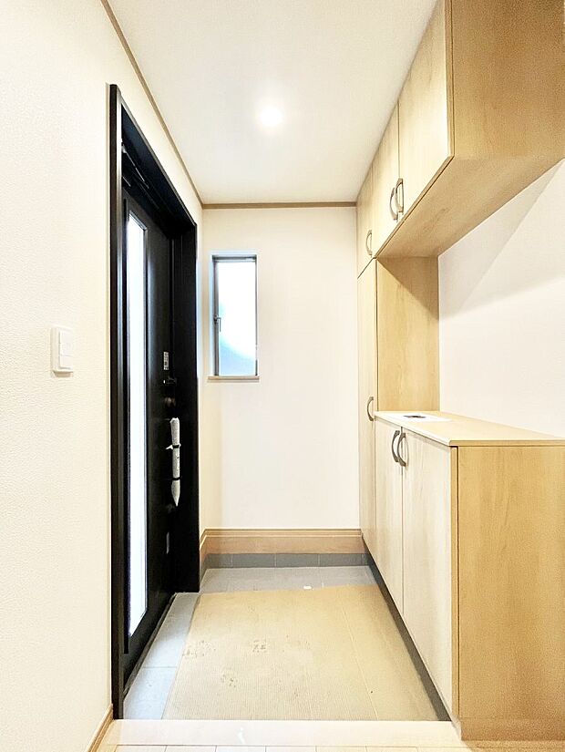 【玄関】明るい玄関はお客様をお出迎えするのにぴったりです!
