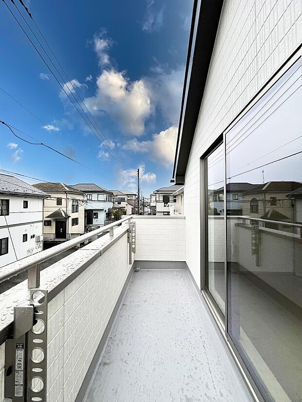 【バルコニー】暖かな陽光が降り注ぐバルコニーはお洗濯におすすめ。爽やかな風も心地よいです。