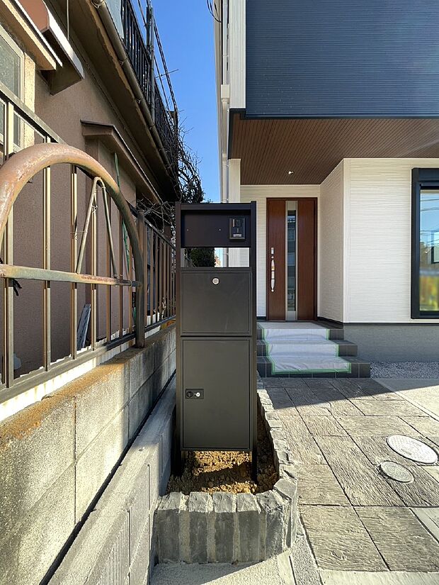 【その他現地】シンプルデザインのポスト。