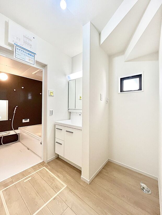 【脱衣場】身支度もスムーズにおこなえる脱衣場。