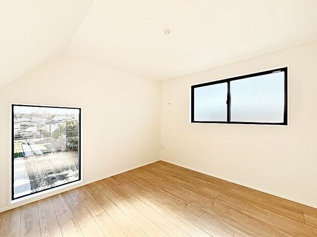 【洋室】2面採光を確保した明るい空間。家族みんなが快適な暮らしを実現する設計です。