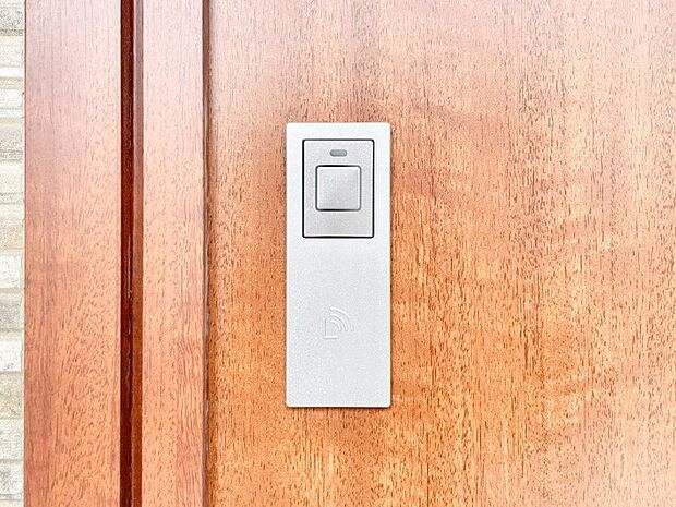 【その他現地】ボタンを押してかざすだけ!玄関ドアは電子キー仕様です。