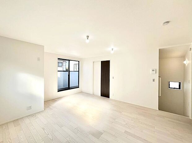 【リビングダイニング】大きな窓からたっぷりの陽光と風を感じられるリビング