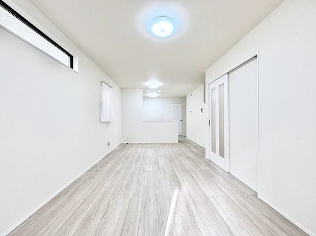 【ダイニング】家族の笑顔が自然と生まれてくる、そんな雰囲気のダイニングに仕上がっています。