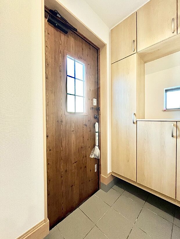 【玄関】明るい玄関はお客様をお出迎えするのにぴったりです!