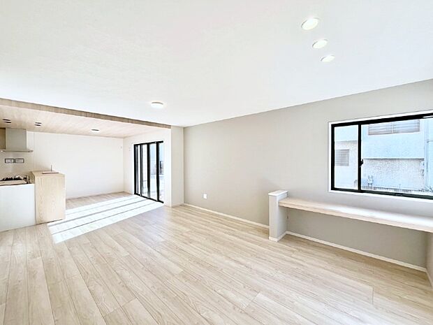 【リビングダイニング】家族団らんの時間も増えそうなくつろぎのリビングダイニング。   