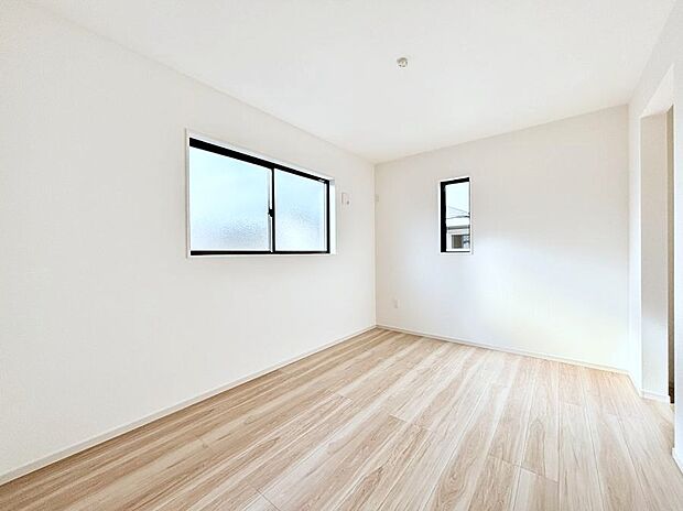 【子供部屋】窓からのやさしい光が心地よいプライベートルーム