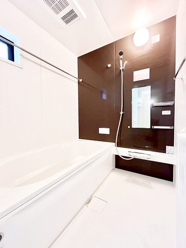 【浴室】一日の疲れを癒してくれる明るい清潔感のあるバスルーム