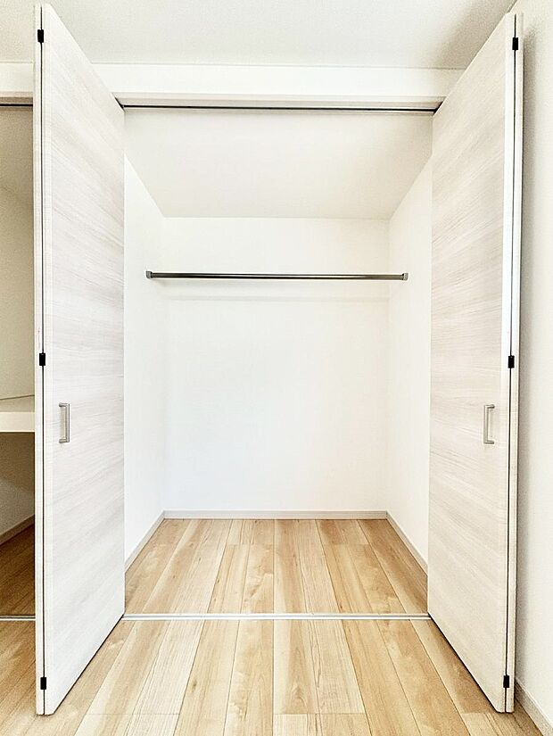 【収納】洋室のクローゼット。奥行きがあるので厚手の衣類もすっきり収まります。