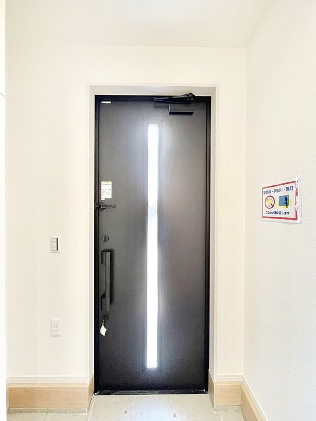 【玄関】ガラススリットの入った玄関ドアが室内に光を届けてくれます