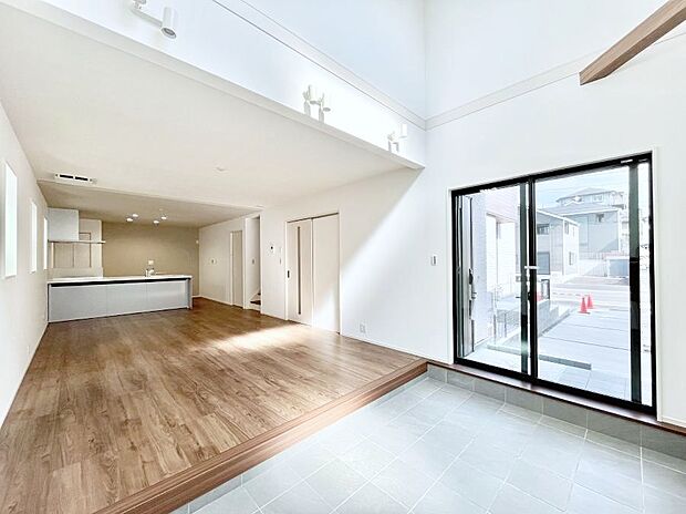 【ダイニング】日当たりの良いリビング。お気に入りのグリーンを飾れば更に心地よさがアップ!