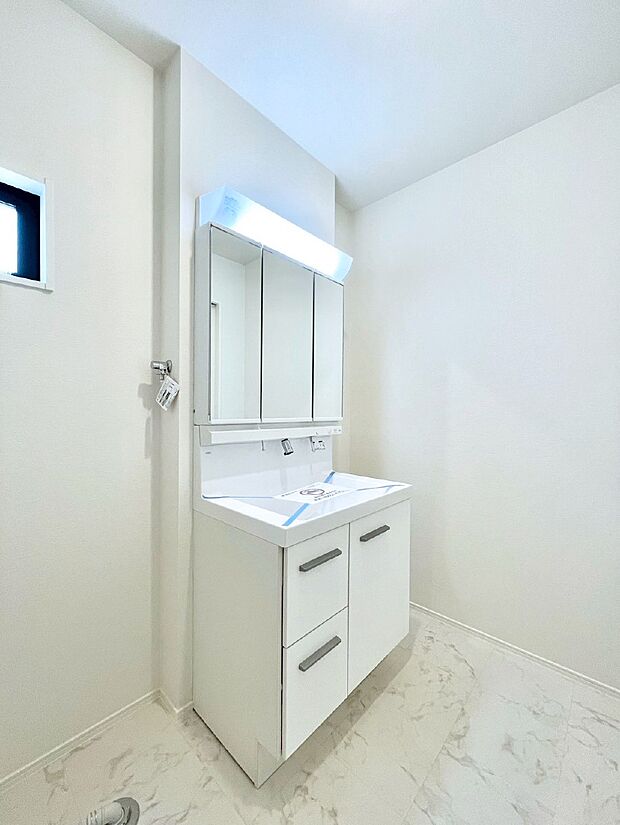 【脱衣場】洗面所はゆとりのあるスペースで、身支度や入浴後のスキンケアも心に余裕をもってできそうです。