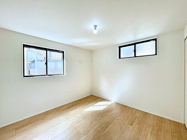 【洋室】2面採光を確保した明るい空間。家族みんなが快適な暮らしを実現する設計です。