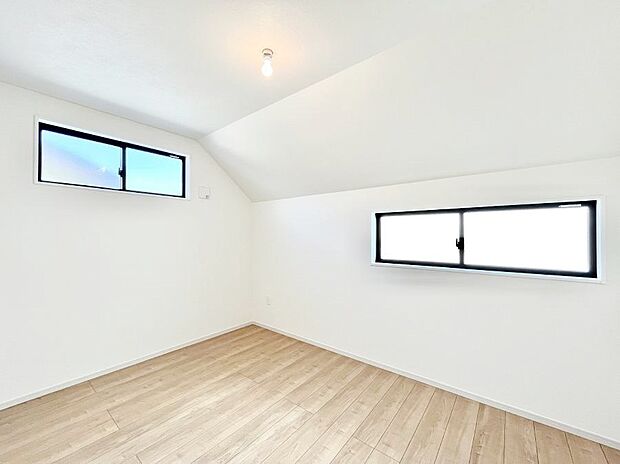 【洋室】2面採光を確保した明るい空間。家族みんなが快適な暮らしを実現する設計です。