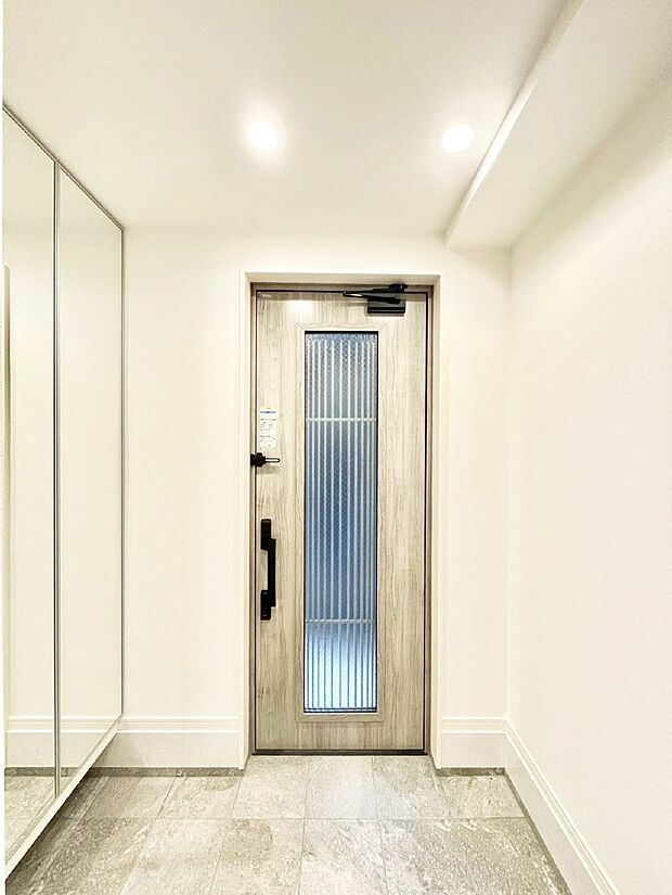 【玄関】明るい玄関はお客様をお出迎えするのにぴったりです！ 