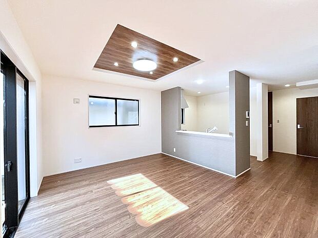 【リビングダイニング】大きな窓からたっぷりの陽光と風を感じられるリビング