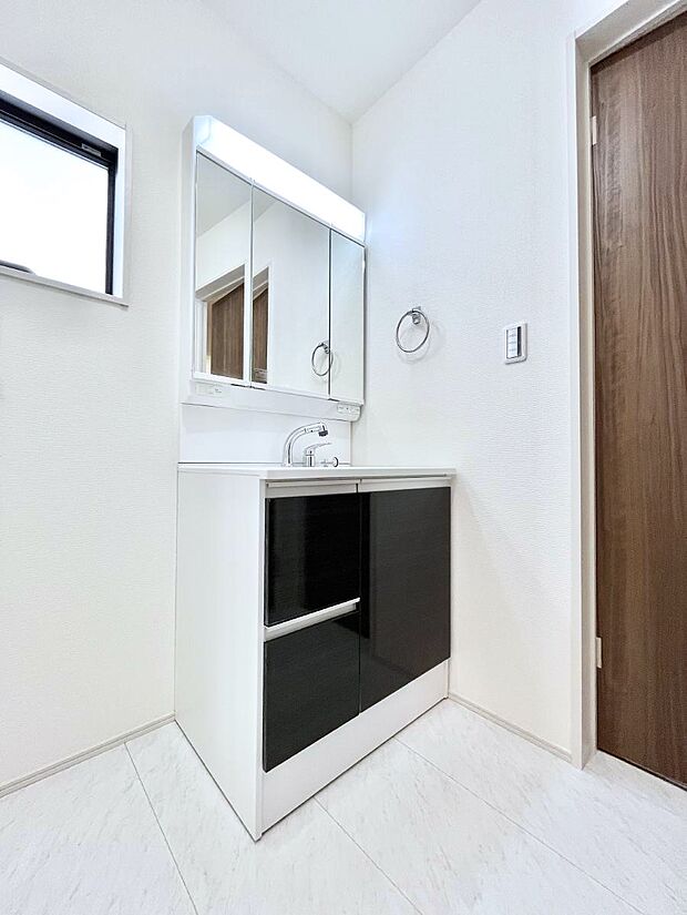 【脱衣場】清潔感のある快適空間です。毎日の身支度も気持ち良くお使い頂けます。