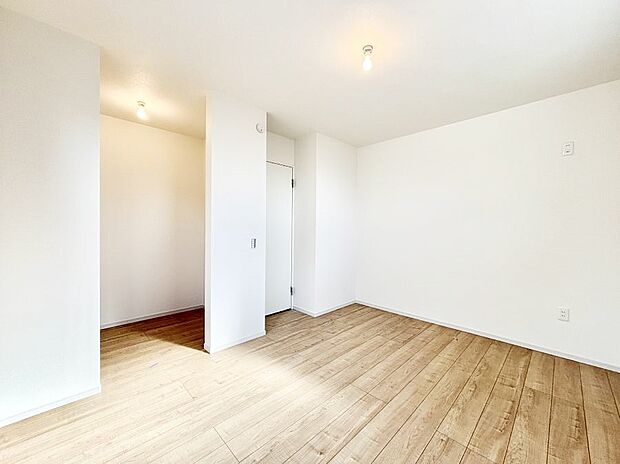 【寝室】収納が充実しているので居住スペースを広々使えます