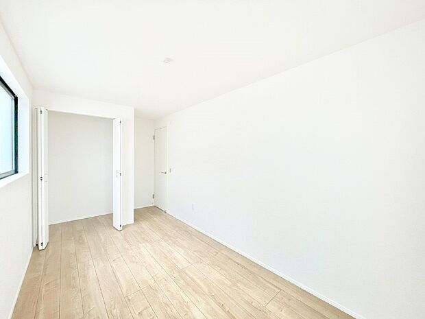 【寝室】使いやすい形でベットや家具の置き方にも困ることもありません。   