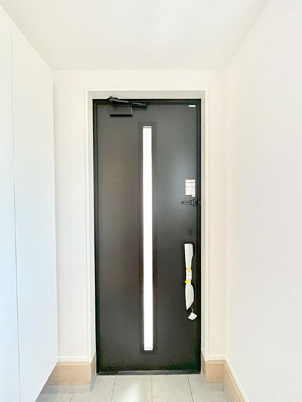【玄関】明るい玄関はお客様をお出迎えするのにぴったりです!