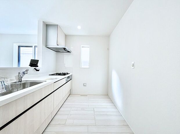 【ダイニングキッチン】爽やかな風が通り抜けるキッチン。窓があるので明るく換気にも役立ちます。