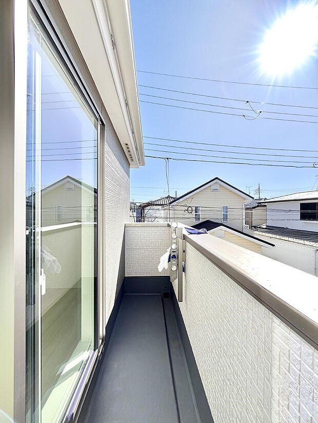 【バルコニー】南向きのバルコニー！ご家族の洗濯物はもちろん、お布団もたっぷり干せます！