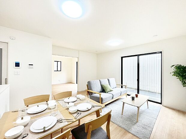 【ダイニング】明るい陽光が注ぎ、寛ぎの雰囲気に満たされるダイニング。   