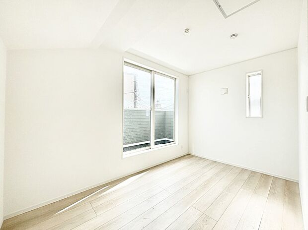 【寝室】明るいバルコニーサイドに洋室を設置。目覚めの良い寝室に。