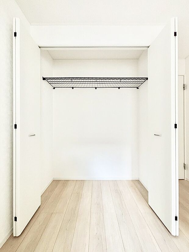 【収納】毎日着る衣類や荷物などの収納に便利なクローゼット付きです。