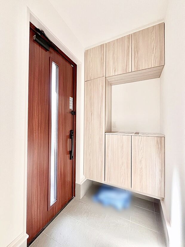 【玄関】ガラススリットの入った玄関ドアが室内に光を届けてくれます