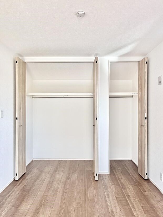 【収納】洋室のクローゼット。奥行きがあるので厚手の衣類もすっきり収まります。