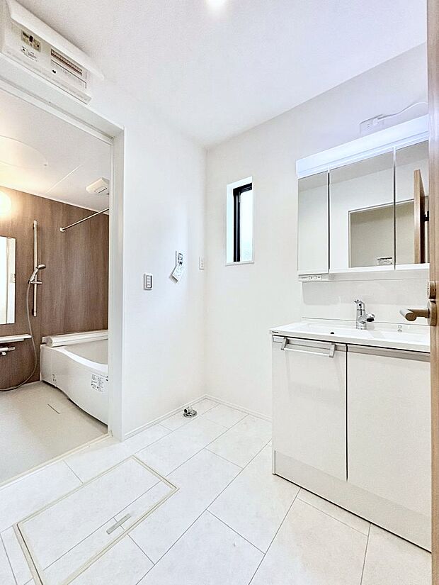 【脱衣場】小窓がついているので湿気の多い場所でも換気が十分行えます。毎日の身支度を気持ち良く！