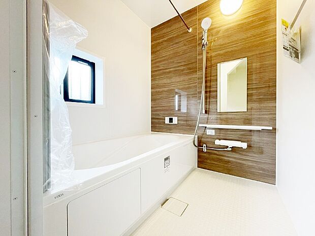 【浴室】一日の疲れを癒してくれる明るい清潔感のあるバスルーム