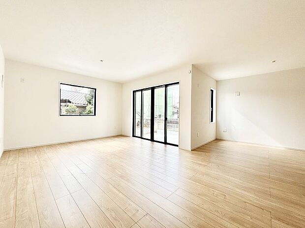 【リビングダイニング】大きな窓からたっぷりの陽光と風を感じられるリビング