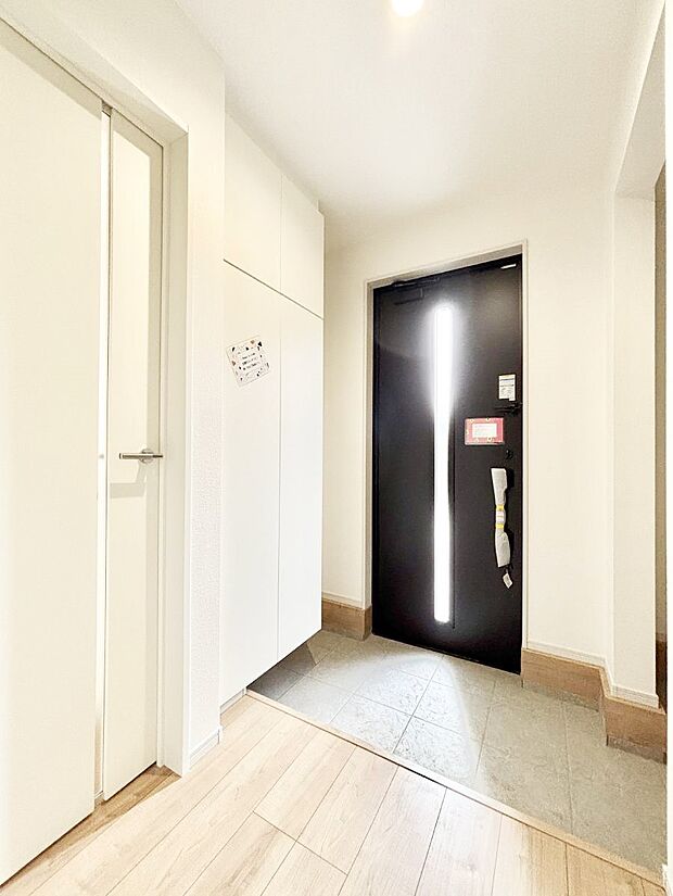 【玄関】ガラススリットの入った玄関ドアが室内に光を届けてくれます