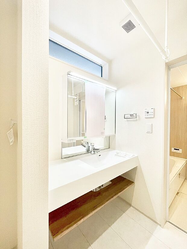【脱衣場】清潔感のある快適空間です。毎日の身支度も気持ち良くお使い頂けます。