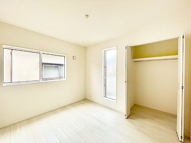 【子供部屋】やさしい光がさしこむ居室はしっかり収納付き