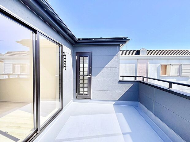 【バルコニー】ゆったりバルコニーだから沢山お洗濯ものを干せます。